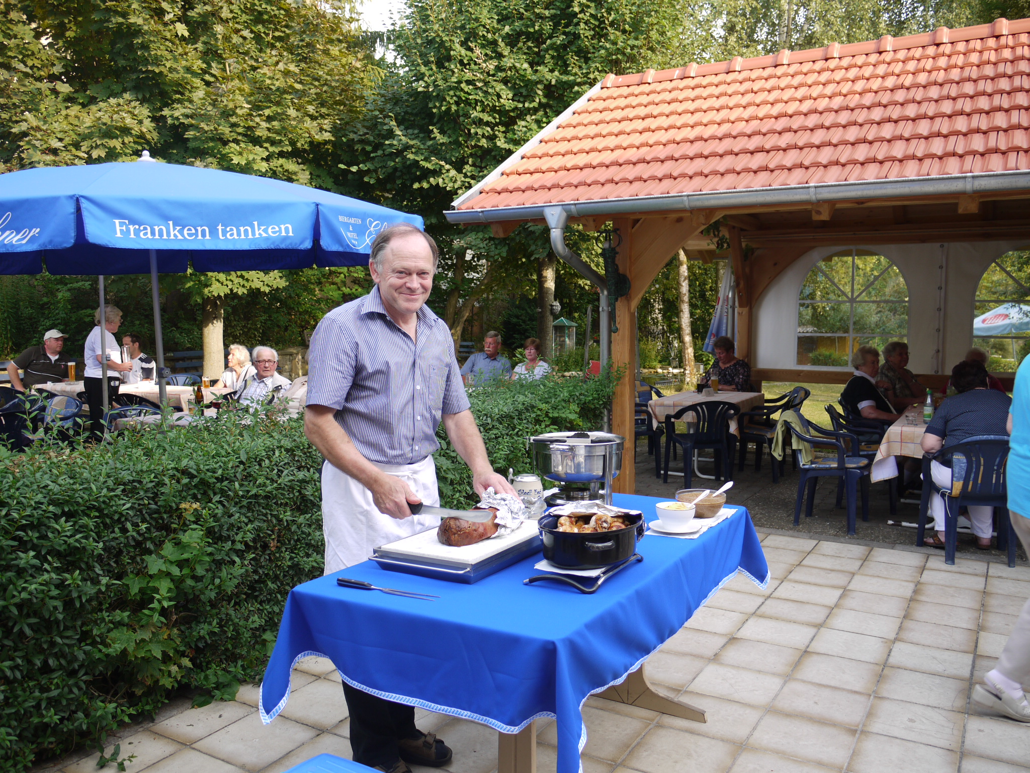 Speisen im Garten des Hotels Ebner