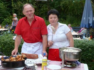 Deftiges Abendessen im Garten