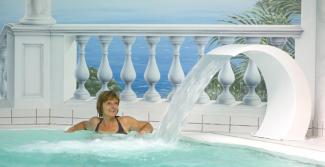 Wellness: Frau im Hotel-Schwimmbad