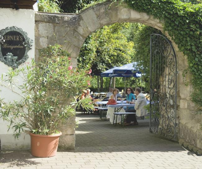 Grüne Oase mit Biergarten